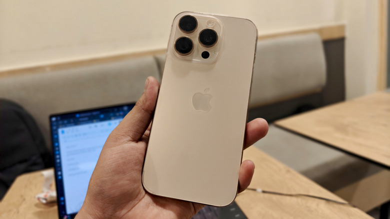 Une personne tenant un iPhone 16 Pro Max à la main.