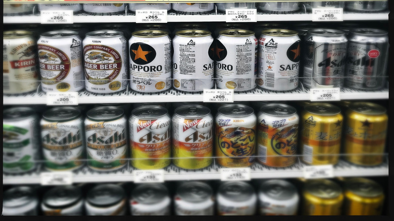 Des canettes de bière dans la glacière dans un magasin japonais