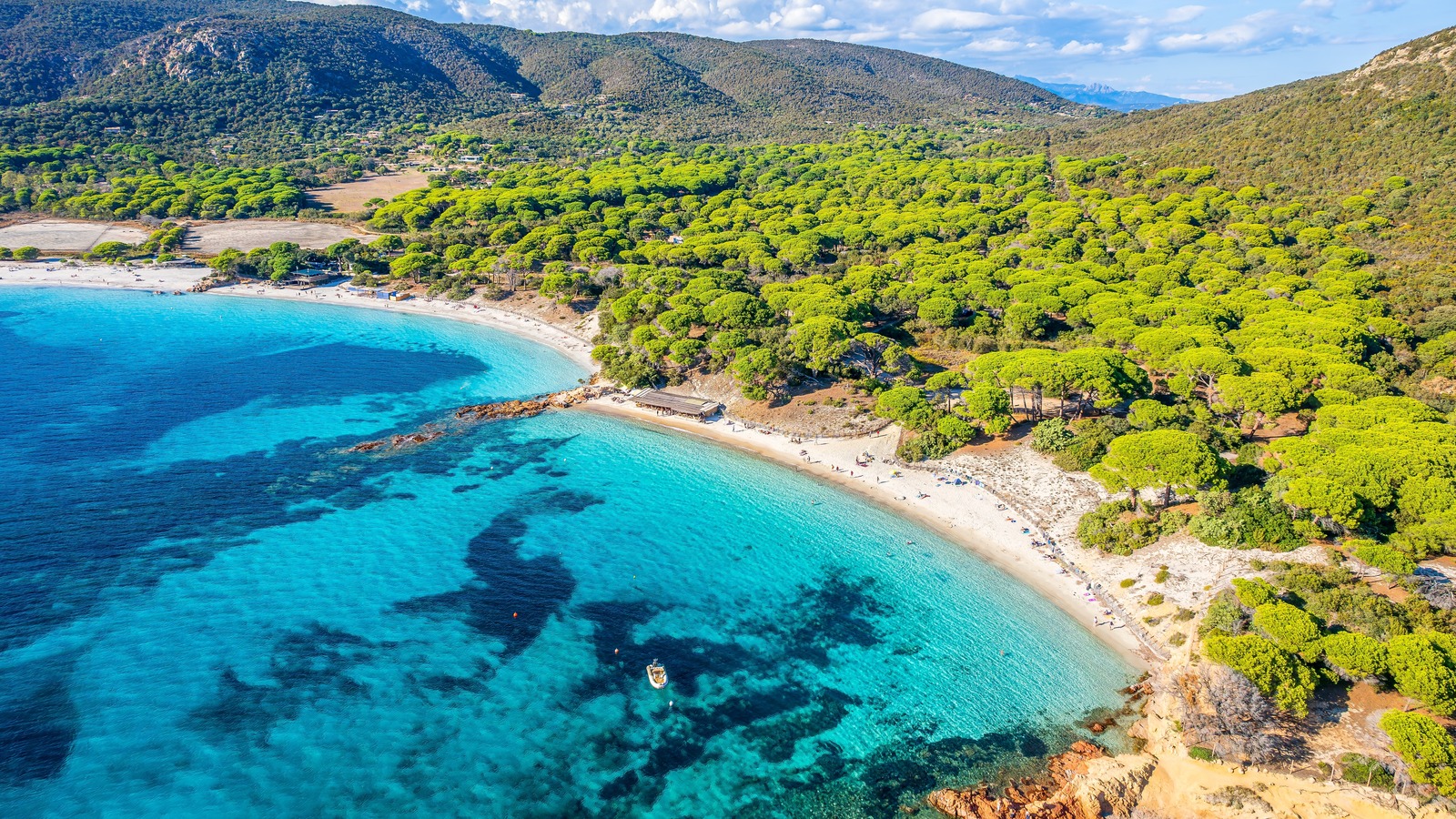 La plage immaculée en France où les eaux cristallines rencontrent doucement les côtes sablonneuses