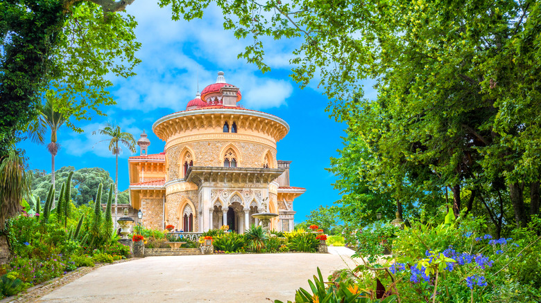 Verterie autour du palais monserrate à Sirtra, au Portugal