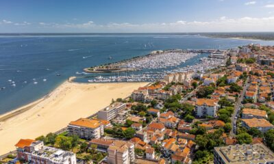 La baie isolée en France connue pour les plages, les fruits de mer savoureux et la plus grande dune de sable d'Europe