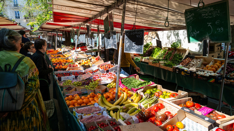 Les gens naviguent sur des produits sur un marché français