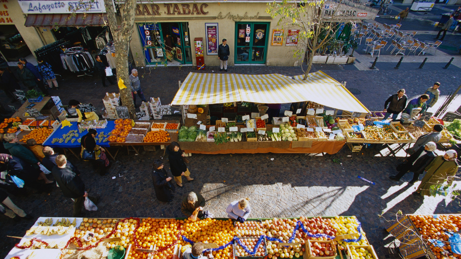 Les touristes de la règle de l'étiquette se cassent souvent lors de l'épicerie en France