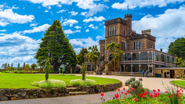 À l'extérieur du château de Larnach