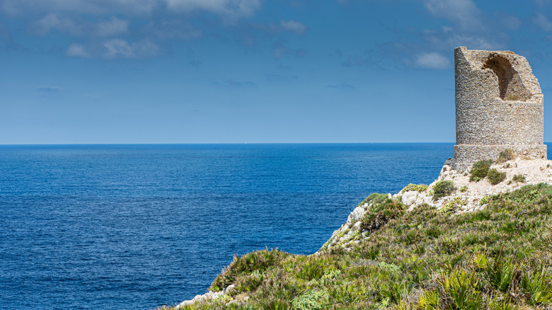 Vue de la tour Capo Rama à Terrasini, en Sicile