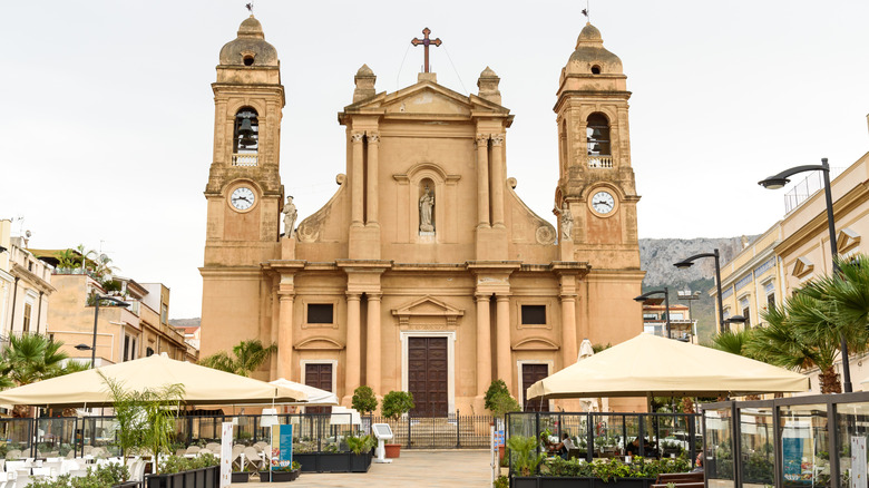 La Piazza Duomo à Terrasini, en Sicile