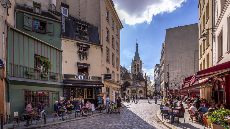 Les gens des tables de café en plein air à Paris