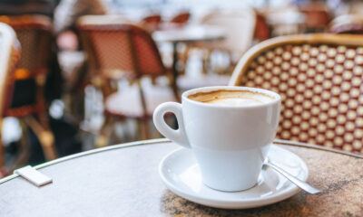 Les touristes à l'étiquette du café tacites négligent souvent en France