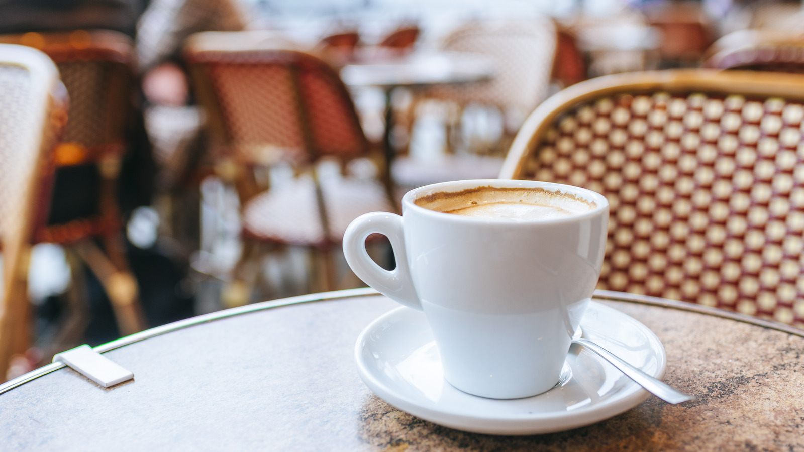 Les touristes à l'étiquette du café tacites négligent souvent en France