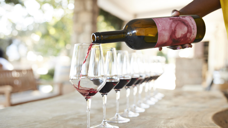 Une femme versant du vin