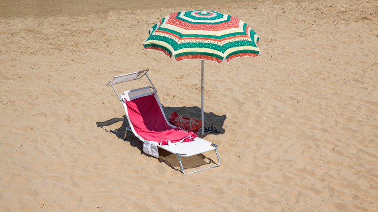 Lounger du soleil vide sur la plage