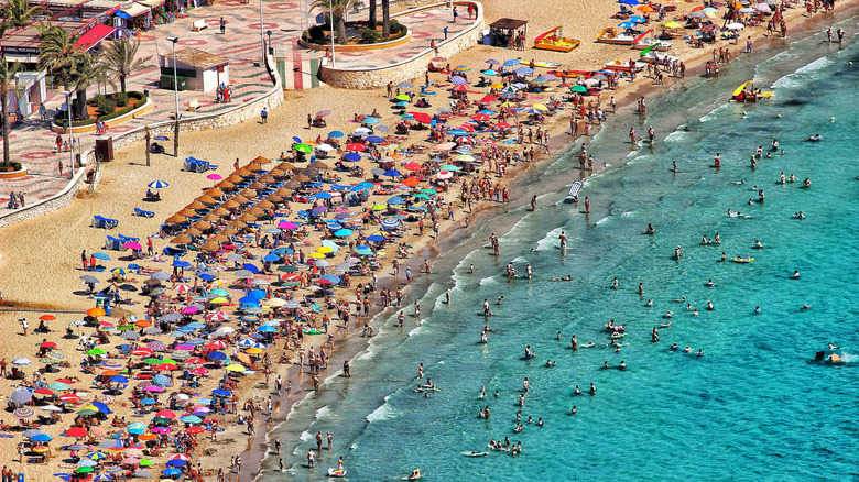 Vue aérienne plage espagnole bondée