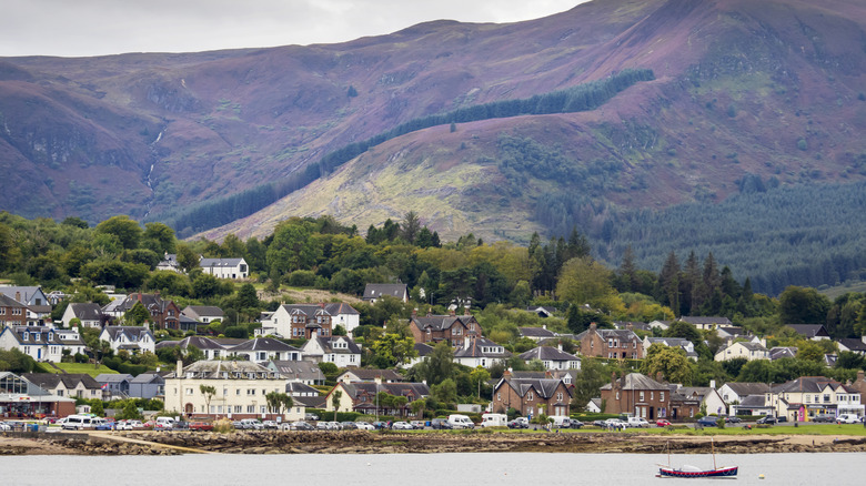 Vue paysagère de Brodick, en Écosse, de l'eau