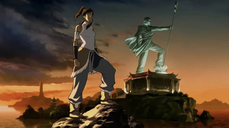 Avatar Korra debout avec une statue d'Aang en arrière-plan dans la légende de Korra