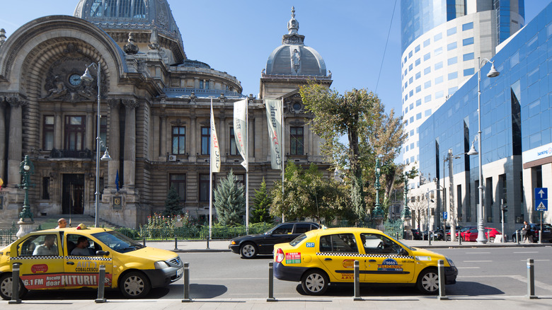 Des taxis alignés à l'extérieur des bâtiments à Bucarest, en Roumanie,