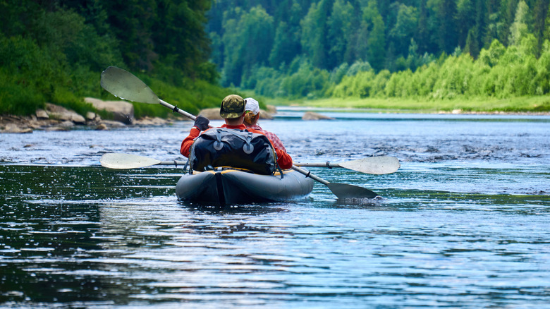 Un couple de navigation de navigation sur la rivière.