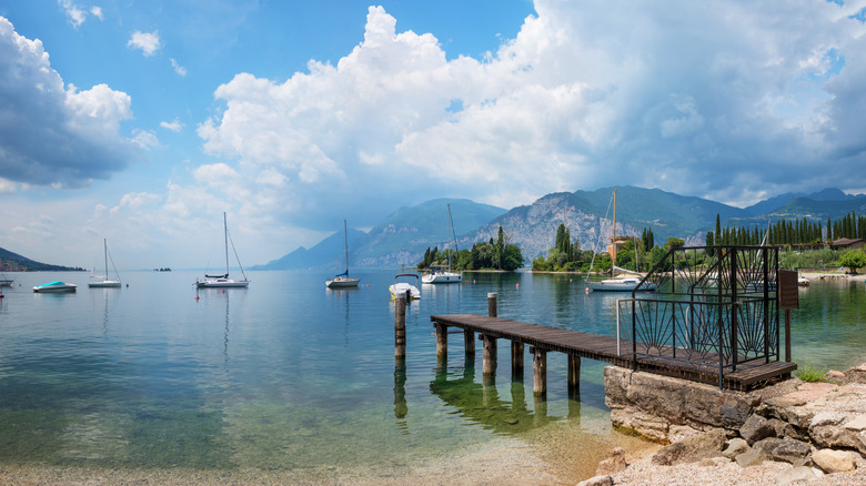 Naufs aux voiliers et une jetée sur l'eau sur le lac Garda en Italie