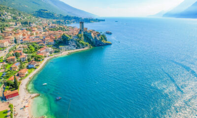 Entre Mount Baldo et Lake Garda se trouve une station balnéaire italienne pittoresque pleine de plages