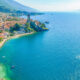 Entre Mount Baldo et Lake Garda se trouve une station balnéaire italienne pittoresque pleine de plages