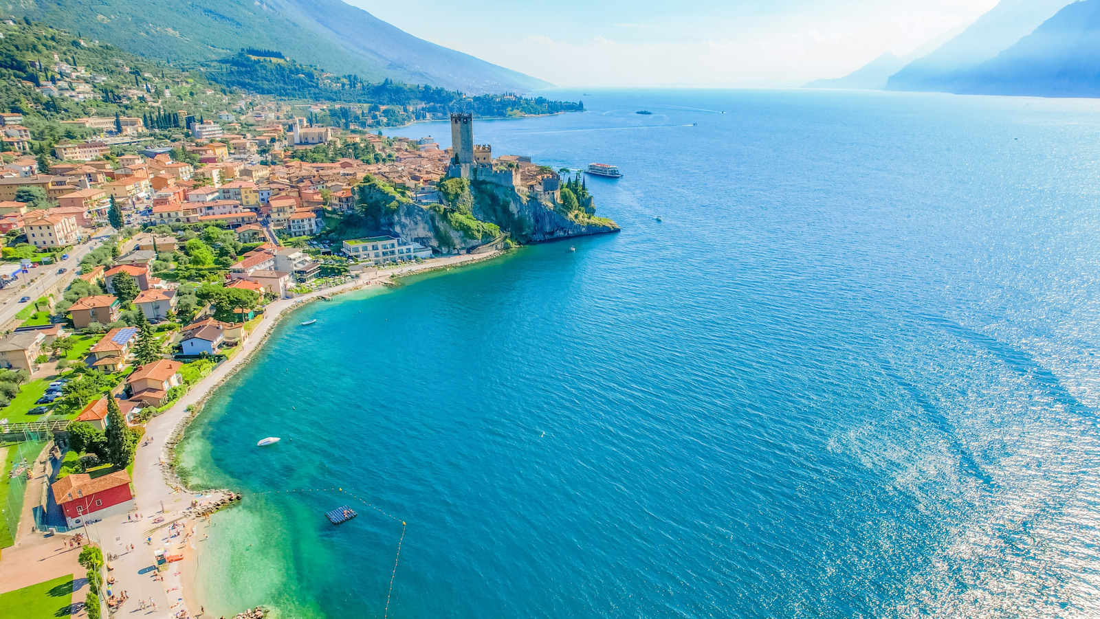 Entre Mount Baldo et Lake Garda se trouve une station balnéaire italienne pittoresque pleine de plages