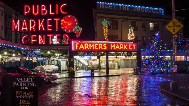 Enseignes au néon au marché du Pike Place au centre-ville de Seattle