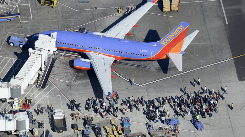 Les gens quittent un avion sur le tarmac