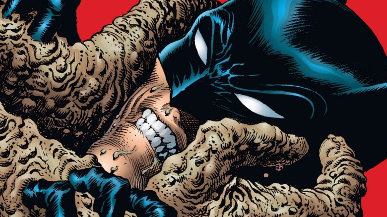 Clayface saisissant la tête de Batman