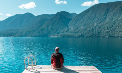 Le camping du parc national olympique offre un paradis au bord du lac de vue dynamique de l'eau bleue