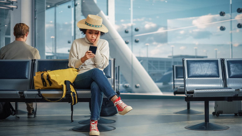 Femme assise à Boarding Gate