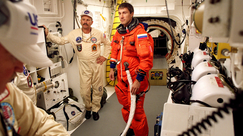 Sergei Krikalev en costume spatial entrant dans la navette spatiale Endeavour