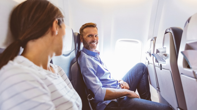 Passagers sympathiques dans l'avion