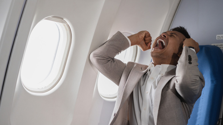 Homme frustré dans l'avion