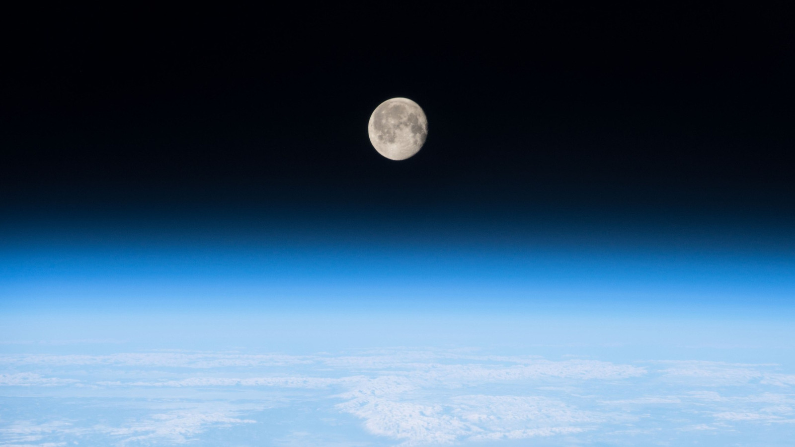 Pourquoi l'atmosphère de la lune est si différente de la Terre