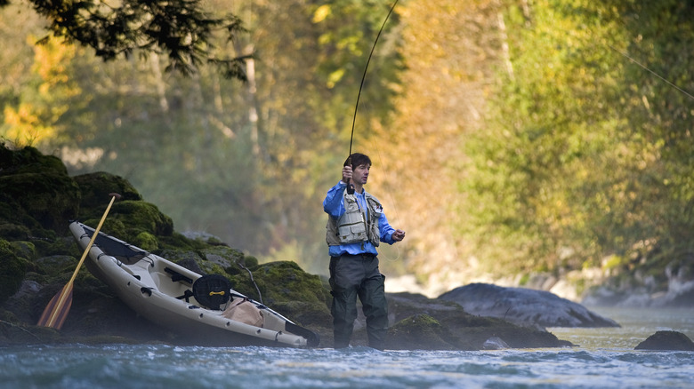 Ligne de moulage des pêcheurs à Creek