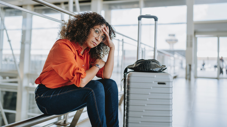 Traveler stressé à l'aéroport