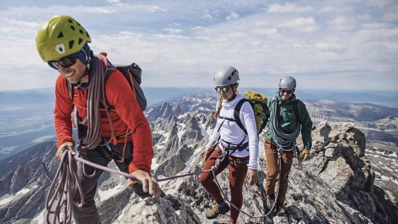 Randonneurs trekking dans les montagnes rocheuses