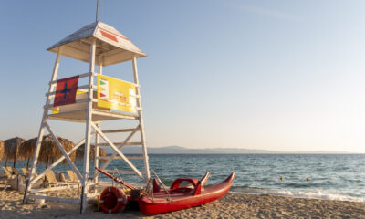 Qu'est-ce que cela signifie quand un coup de sifflet est soufflé trois fois à la plage