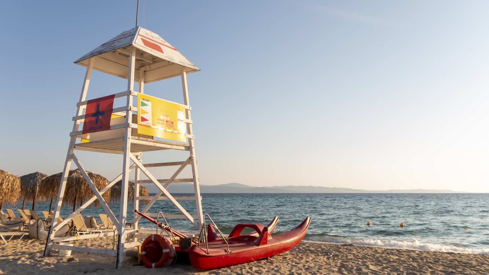 Qu'est-ce que cela signifie quand un coup de sifflet est soufflé trois fois à la plage