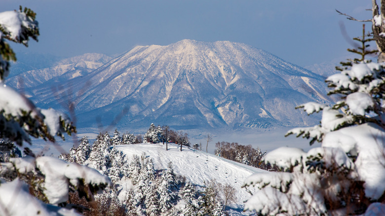 Ascenseur de ski à Shiga Kogen avec des montagnes au loin