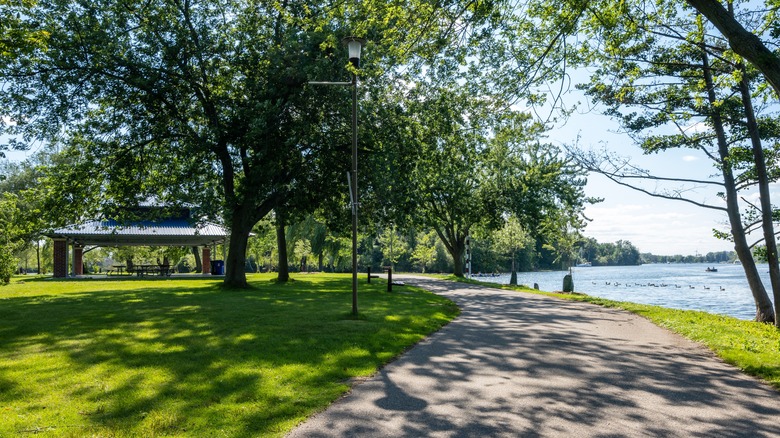 Path et pavillon de pique-nique ombragé à Toronto Island Park