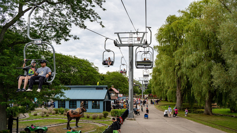 Ride à la cris de chaise sur le chemin animé au parc d'attractions