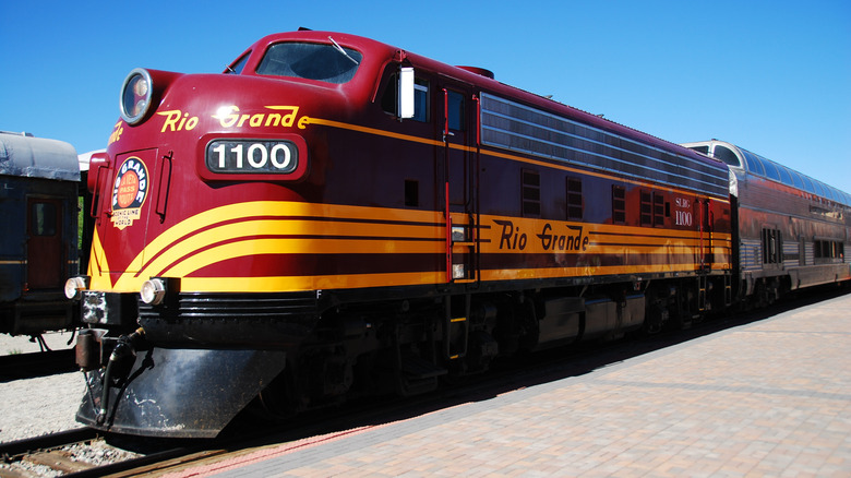 Locomotive rouge et jaune sur le chemin de fer pittoresque du Rio Grande.