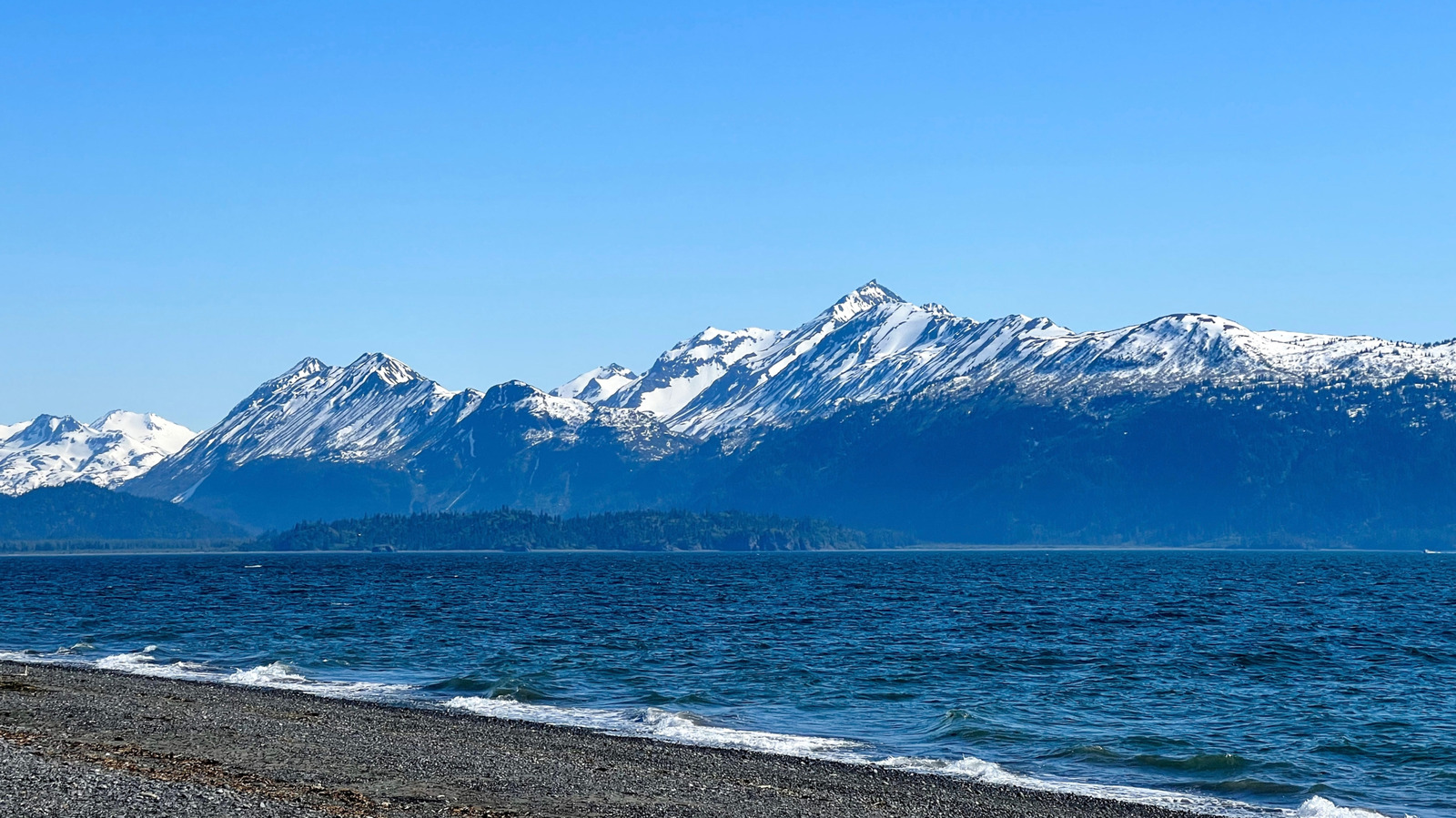 Le lieu de camping en Alaska avec des paysages océan et montagneux à couper le souffle