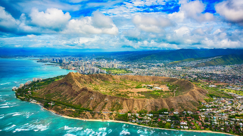 Vue aérienne du cratère de tête de diamant à Oahu