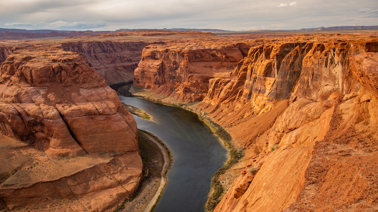 Rivière traversant le Grand Canyon