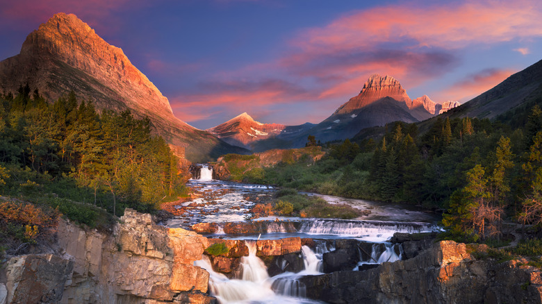 Sunrise sur la rivière dans le parc national de Glacier