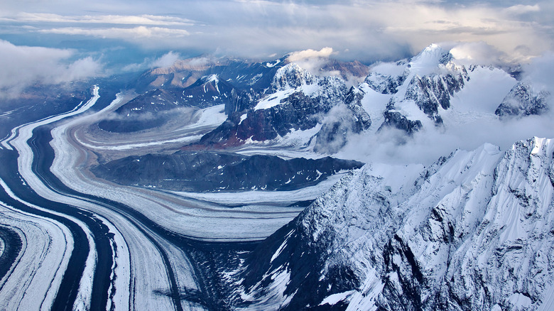 Piche aérienne des montagnes au parc national de Denali