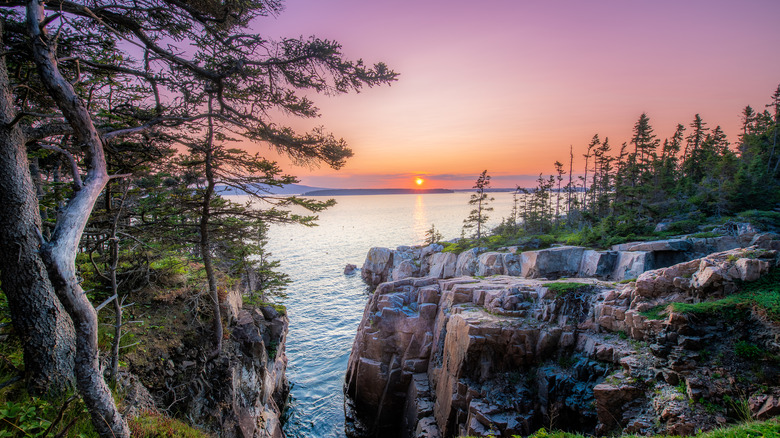 Coucher de soleil sur l'eau au parc national d'Acadia