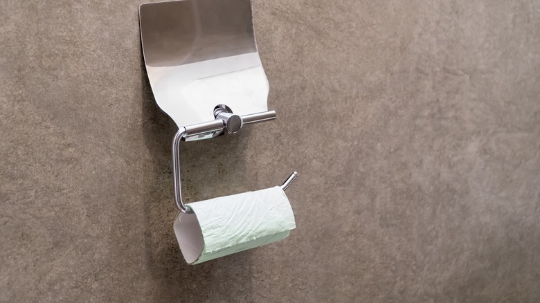 Un rouleau de papier toilette vide dans une salle de bain publique