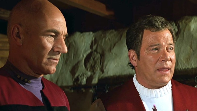 Patrick Stewart en tant que Jean-Luc Picard et William Shatner James T. Kirk partagent l'écran dans Star Trek Generations